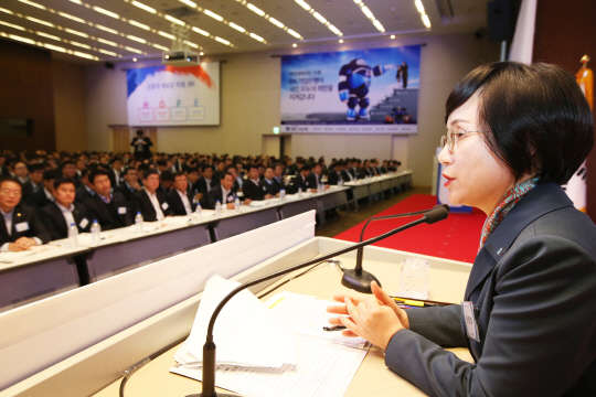 권선주 IBK기업은행장이 23일 충주연수원에서 2015년 전국 영업점장 회의에 참석해 경영전략을 발표하고 있다.